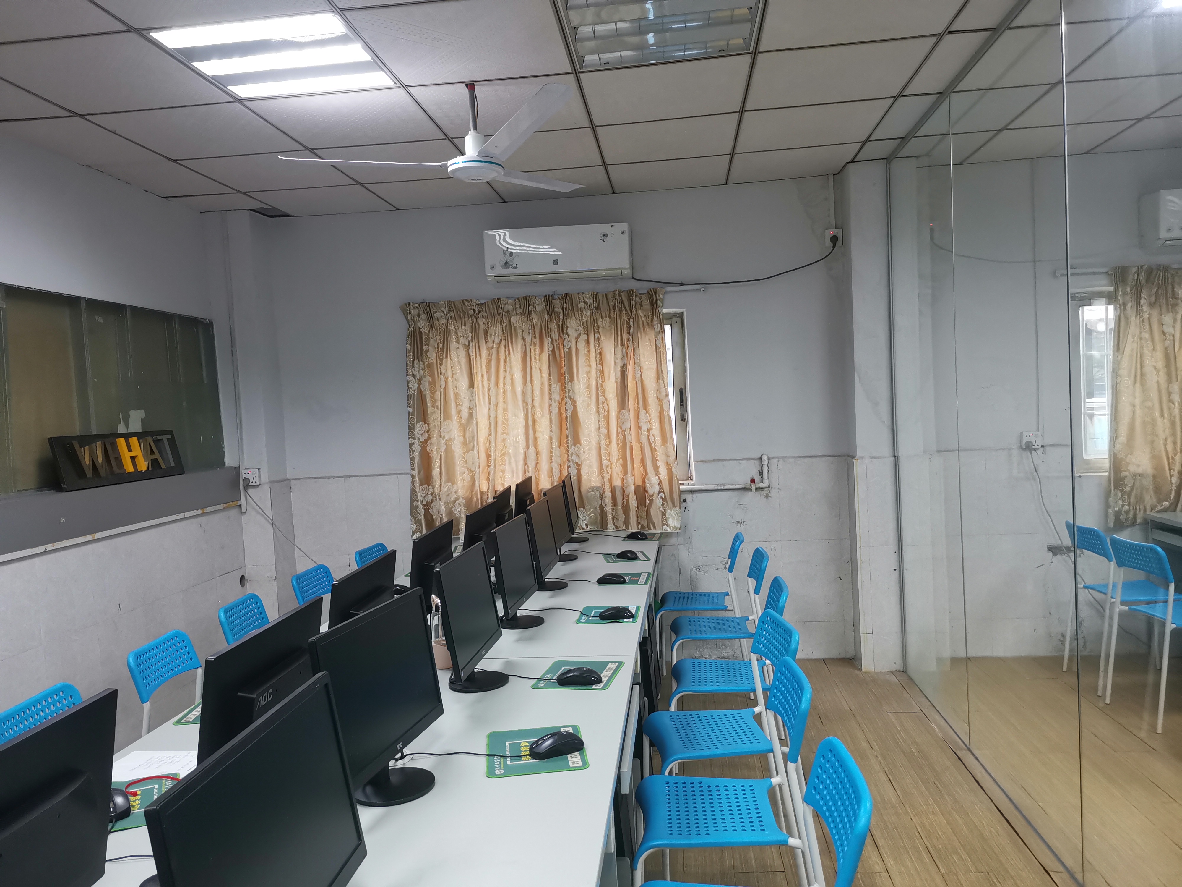 设计学员机房展示